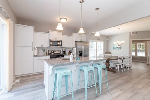 Beautiful open kitchen, cook for and sleeps 12, new build near beach and pool