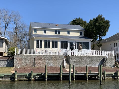 Waterfront- built in dock! Bring your boat or jet skis!