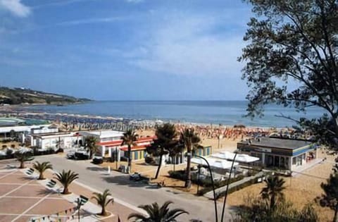 Beach nearby, sun loungers, beach towels