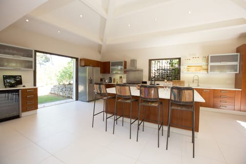 5 point gas hob, oven, American fridge/freezer, microwave and Bosch dishwasher.