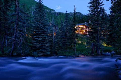 LUXURY HOUSE/SLEEPS 16/INCLUDES RESORT AMENITIES/5-7 MIN TO SKI TRAIL/CHAIR LIFT