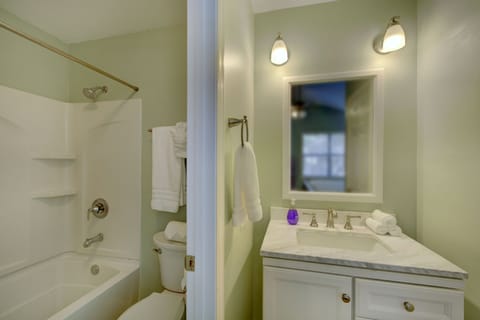 Combined shower/tub, hair dryer, towels