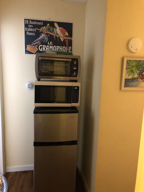 Kitchenette with Fridge, microwave and toaster oven