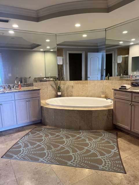 Combined shower/tub, jetted tub, hair dryer, towels