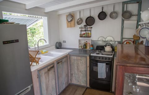 Fridge, oven, stovetop, coffee/tea maker