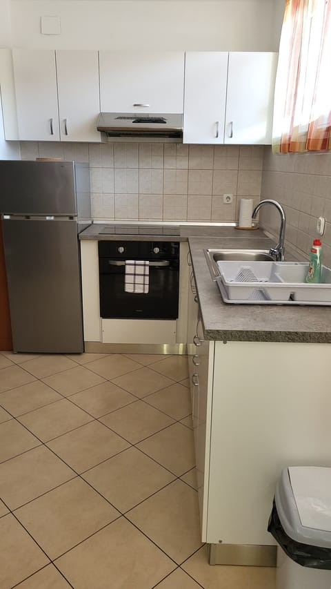 Fridge, oven, stovetop, coffee/tea maker