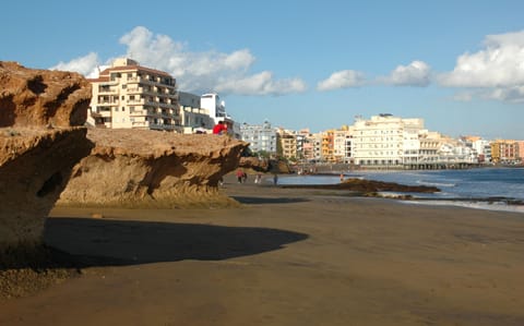 Beach nearby, sun loungers, beach towels