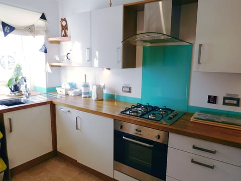 Modern Fully Fitted Kitchen