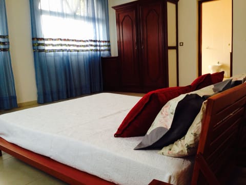 3 bedrooms, iron/ironing board, internet, bed sheets