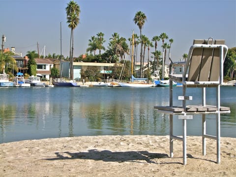 Beach nearby, sun loungers, beach towels