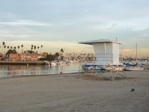 Beach nearby, sun loungers, beach towels