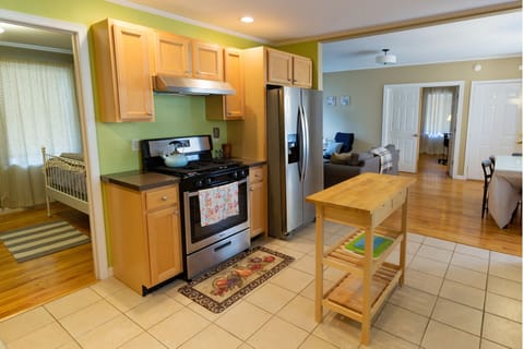 Private kitchen | Fridge, microwave, oven, stovetop