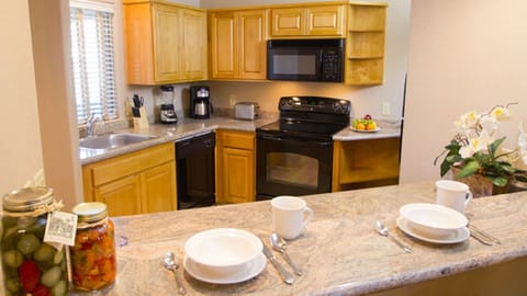 2 BDRM SLEEPS 8~ JUST 10 MINS TO DOWNTOWN, HEATED POOLS/SPA, GREAT GOLF & MORE Condo in Village of Oak Creek