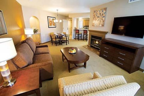 2 BDRM SLEEPS 8~ JUST 10 MINS TO DOWNTOWN, HEATED POOLS/SPA, GREAT GOLF & MORE Condo in Village of Oak Creek