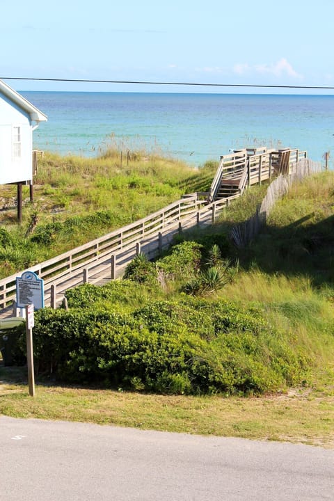Walkway to ocean just across street from the cottage. Easy access to beach!