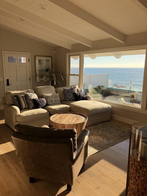 Open living room with view to the ocean