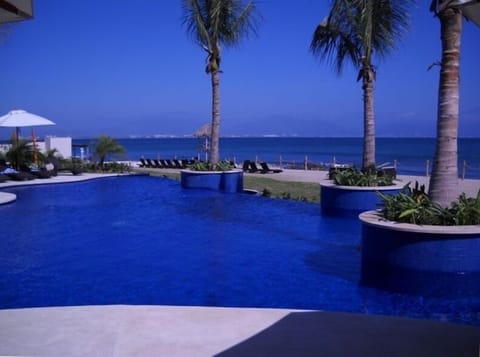 Pool | Outdoor pool, an infinity pool