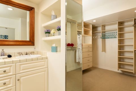 Combined shower/tub, hair dryer, towels