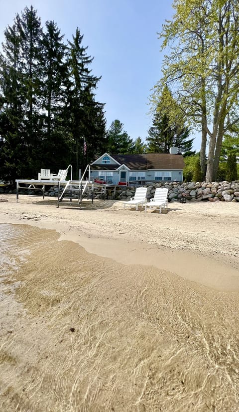 A piedi al villaggio! Suttons Bay Waterfront Cottage. | Suttons Bay, MI ...