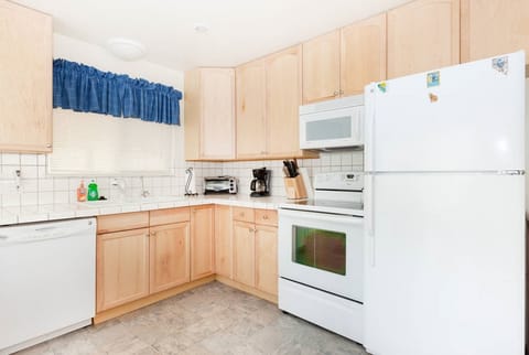 Kitchen: Dishwasher, Oven, Microwave, Refrigerator