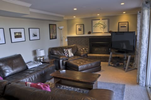Livingroom with gas fireplace, flat screen TV