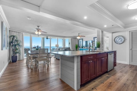 Private kitchen | Fridge, microwave, oven, stovetop