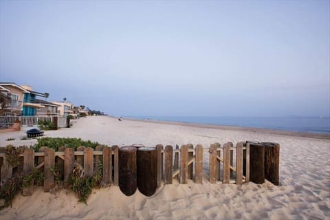 Beach nearby, sun loungers, beach towels