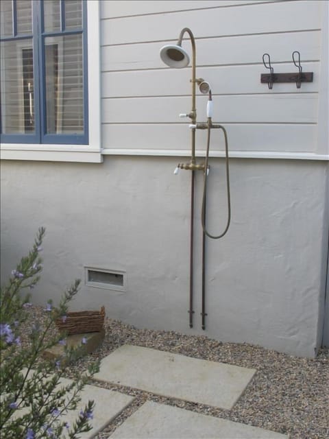 Corner Cottage - outdoor shower with hot water and hand spray.