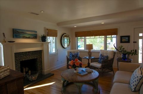 Corner Cottage - Living Room