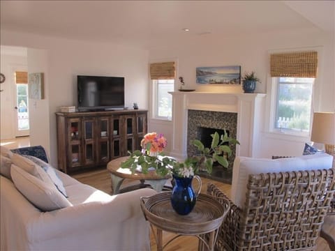 Corner Cottage - living room