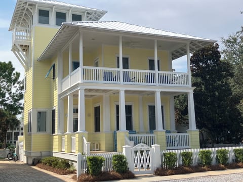 Mellow Yellow - Great Location in Carillon - Only 2 Houses from the Beach