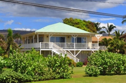 Almost new "plantation style" beach cottage
