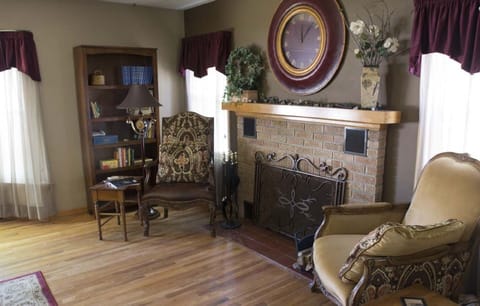 Living room | Smart TV, fireplace, books
