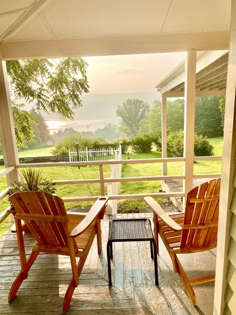 Peaceful & Private Your Porch Overing the Lake 
