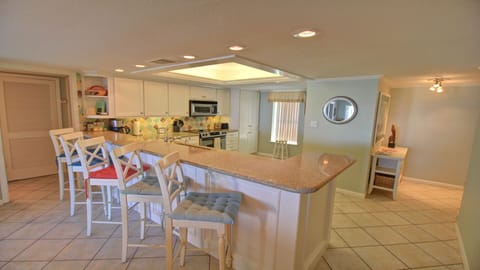 Private kitchen | Fridge, microwave, oven, stovetop