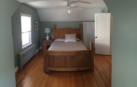 4 bedrooms, desk, iron/ironing board, WiFi