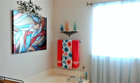 Combined shower/tub, jetted tub, hair dryer, towels