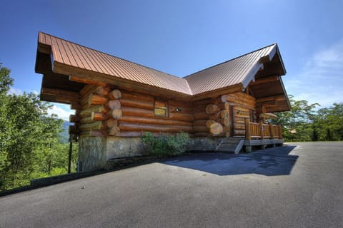 Plenty of parking in circle drive.