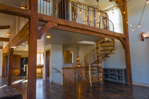 Elegant barn house w/ Colorado mountain views, 15 acres, close to amenities
