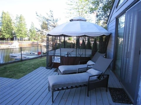 Large hot tub right on the water