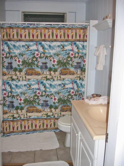 Combined shower/tub, towels