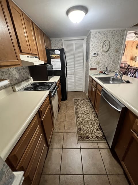 Full kitchen.. Refrigerator, microwv