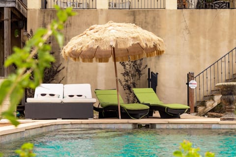 Lounge by the pool 