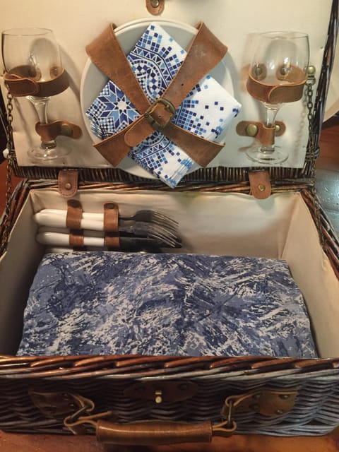 Picnic basket also 2 cushion/blankets available