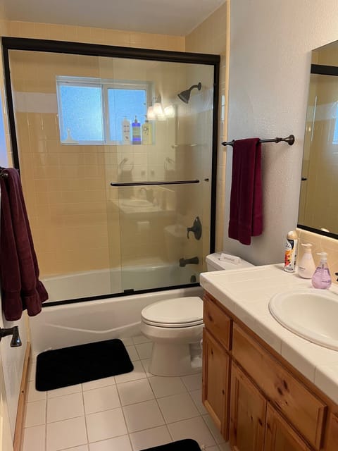 Combined shower/tub, jetted tub, hair dryer, towels