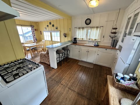 Fridge, oven, stovetop, coffee/tea maker