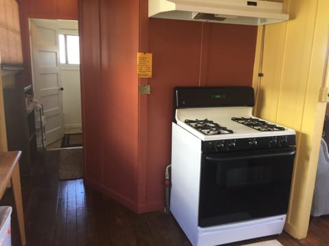 Fridge, oven, stovetop, coffee/tea maker