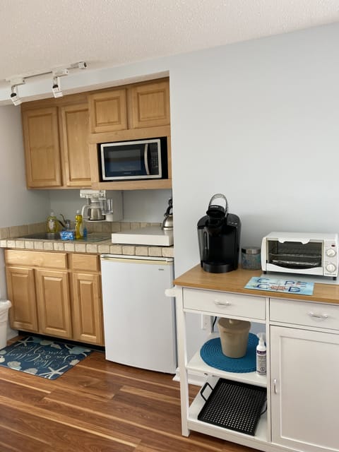 Fridge, microwave, stovetop, coffee/tea maker