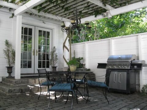 Courtyard Patio and trellis with gas grill