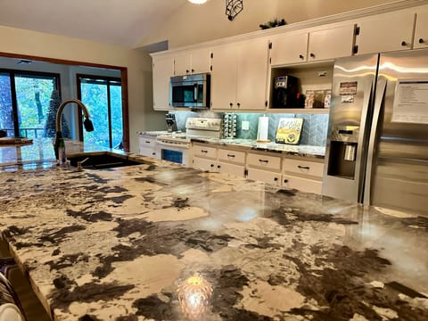 Full kitchen - 12 cup coffee pot with gourmet coffee